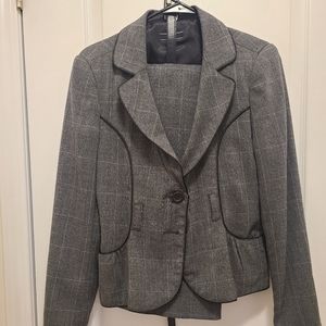 Suzy shier Business Suit